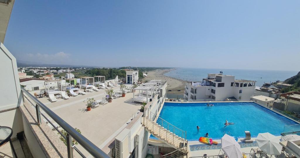 Blick auf den Pool und den Strand in der Unterkunft Rosa Negra in Ulcinj