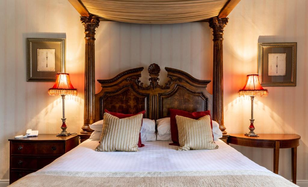 Postel nebo postele na pokoji v ubytování Cabra Castle Hotel