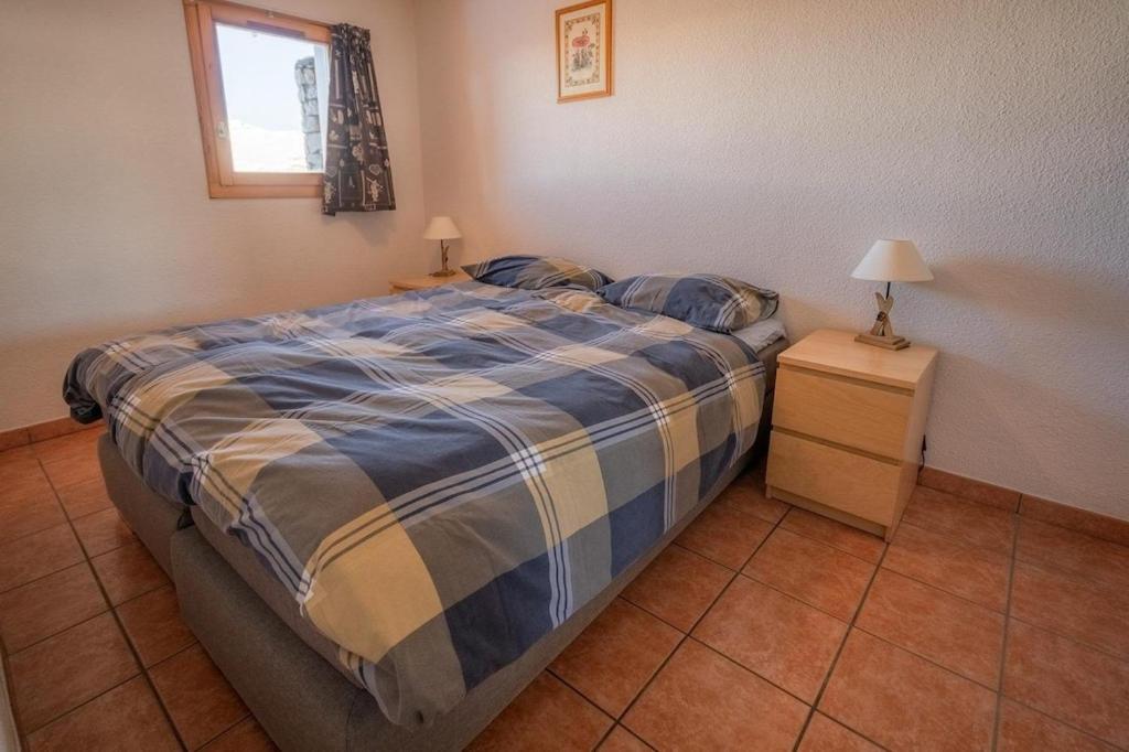 Posteľ alebo postele v izbe v ubytovaní La vue du Roi - Detached chalet (6p). 3 bedrooms and 2 bathrooms. In the centre of Vallandry, with a beautiful view