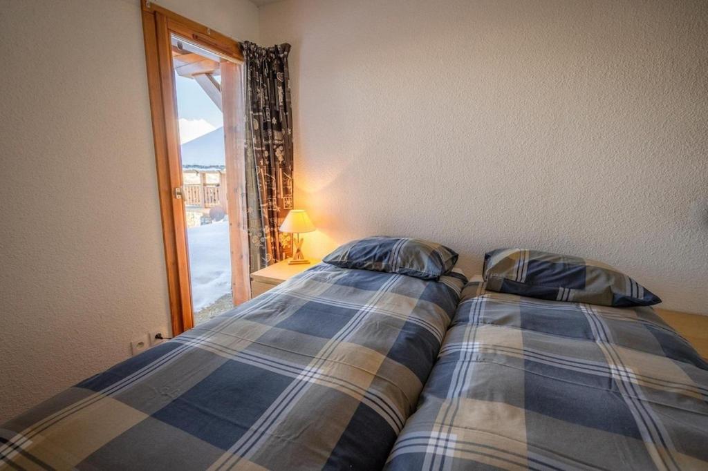 Posteľ alebo postele v izbe v ubytovaní La vue du Roi - Detached chalet (6p). 3 bedrooms and 2 bathrooms. In the centre of Vallandry, with a beautiful view