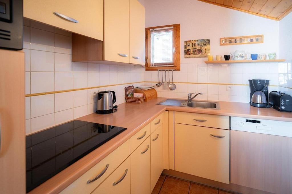 Kuchyňa alebo kuchynka v ubytovaní La vue du Roi - Detached chalet (6p). 3 bedrooms and 2 bathrooms. In the centre of Vallandry, with a beautiful view