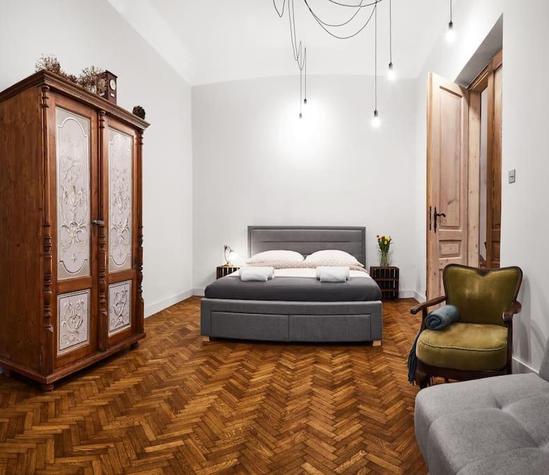 Posteľ alebo postele v izbe v ubytovaní HOUSEHOST Apartment: Józefa Dietla 73/7