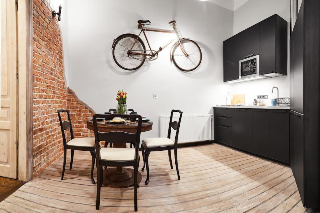 Kuchyňa alebo kuchynka v ubytovaní HOUSEHOST Apartment: Józefa Dietla 73/7