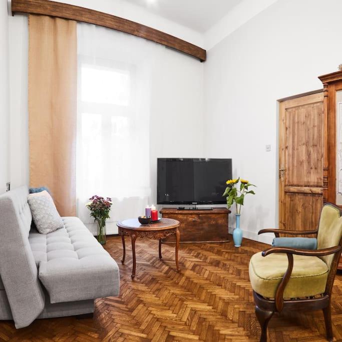 Televízia a/alebo spoločenská miestnosť v ubytovaní HOUSEHOST Apartment: Józefa Dietla 73/7