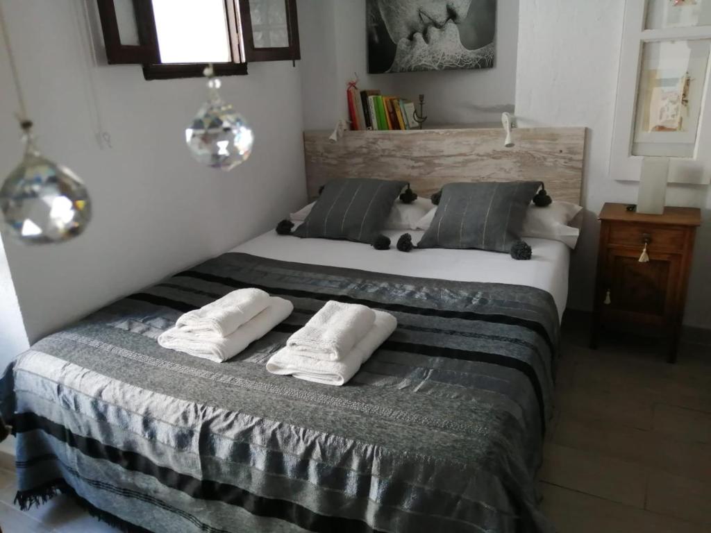 ベヘール・デ・ラ・フロンテーラにあるLoft del Azulejoのベッドルーム1室(枕2つ付)