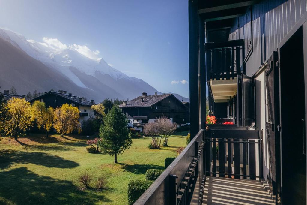 een balkon van een huis met uitzicht op de bergen bij Charming apartment in Praz de Chamonix in Chamonix-Mont-Blanc