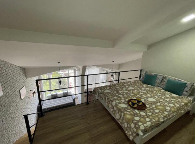 Big and comfortable apartment في كيشيناو: غرفة نوم بسرير وشرفة