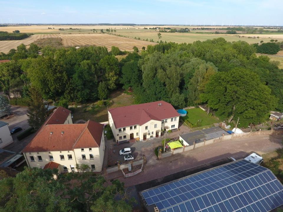 uma vista aérea de uma casa com telhado solar em Ferienwohnung, Apartment, Monteurwohnung mit Klimaanlage Wettin - Löbejün 