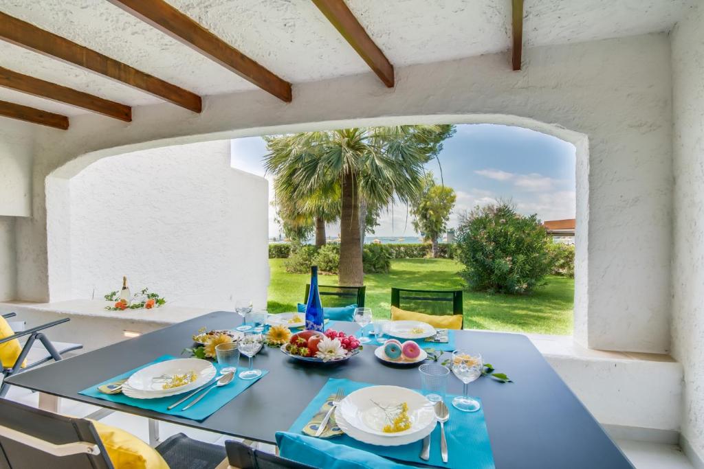 a table with food on it in a room with a window at Ideal Property Mallorca - Cittadini 26 in Port d'Alcudia