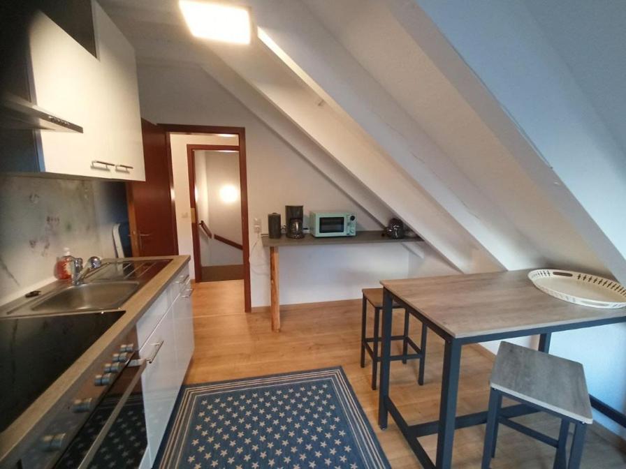 eine Küche mit einem Tisch und einem Esszimmer in der Unterkunft Ferienwohnung Bodehexe 2 in Braunlage