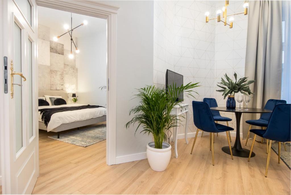Posteľ alebo postele v izbe v ubytovaní HOUSEHOST Apartment: Starowiślna Street 36/27