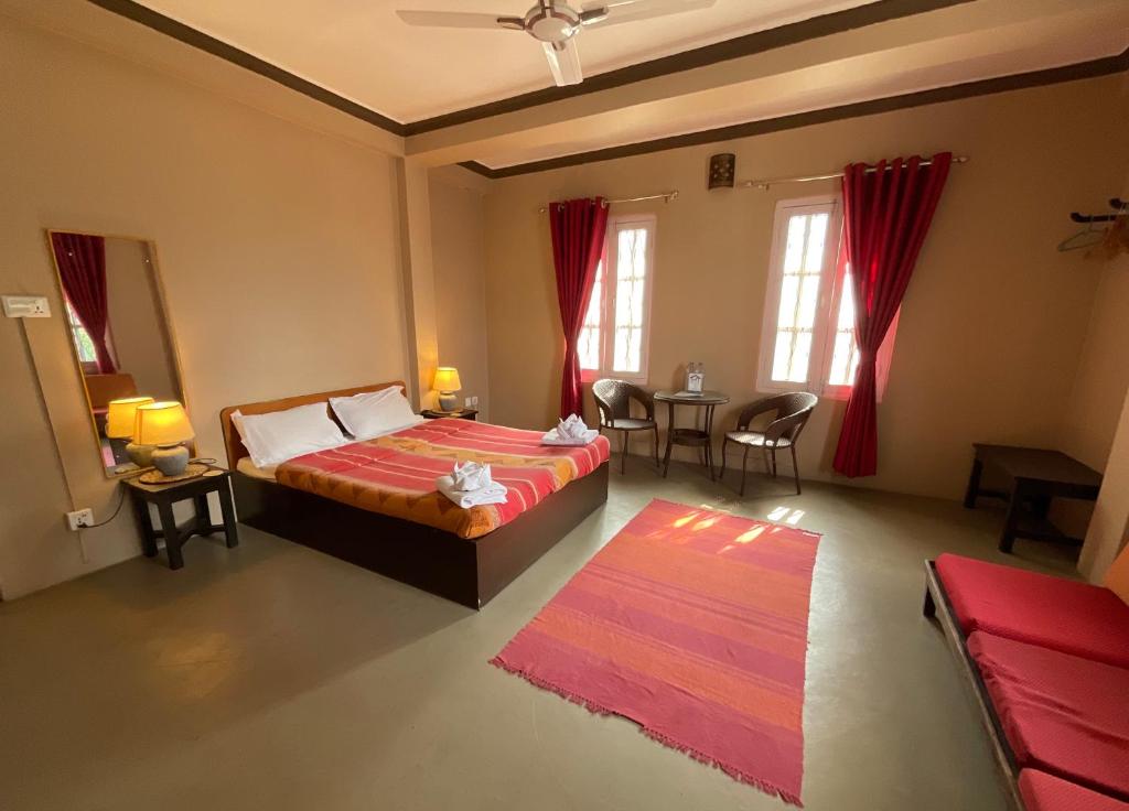 una camera con letto, tavolo e sedie di New Hotel Castle a Pokhara
