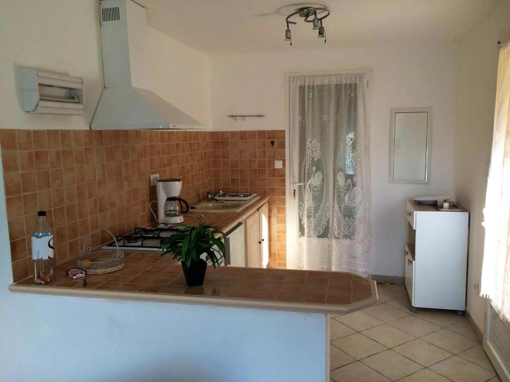 Kuchyňa alebo kuchynka v ubytovaní Maison de 2 chambres avec terrasse et wifi a Ajaccio a 5 km de la plage