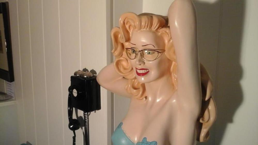 eine Plastikfigur einer Frau mit Brille in der Unterkunft Hotel Freiheit in Köln