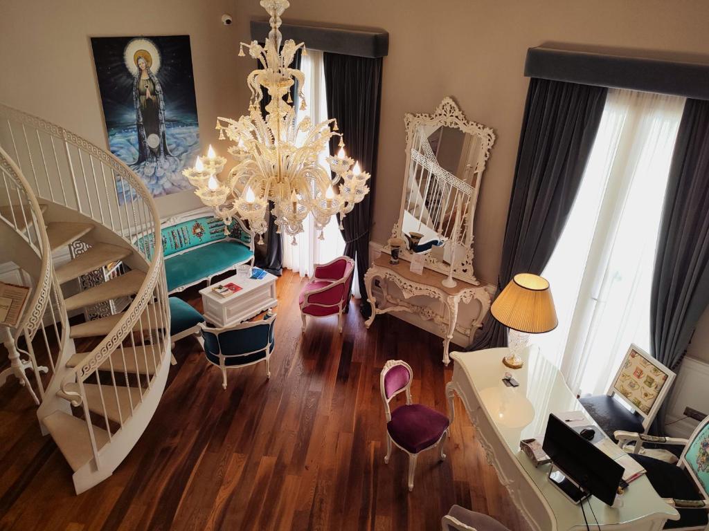 una vista aérea de una sala de estar con una lámpara de araña en Dimora Bellini by Hotel Bellini sas en Palermo