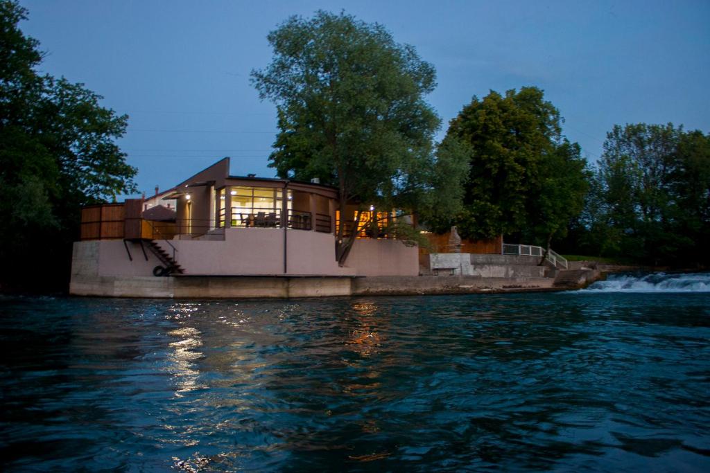 Holiday Homes Pozitiva - Herenhuis Met Drie Slaapkamers