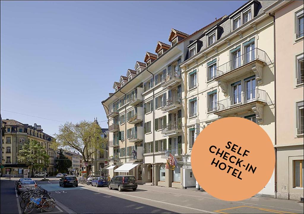 uma placa que diz vender hotel grego numa rua da cidade em Sorell Hotel Arabelle em Berna
