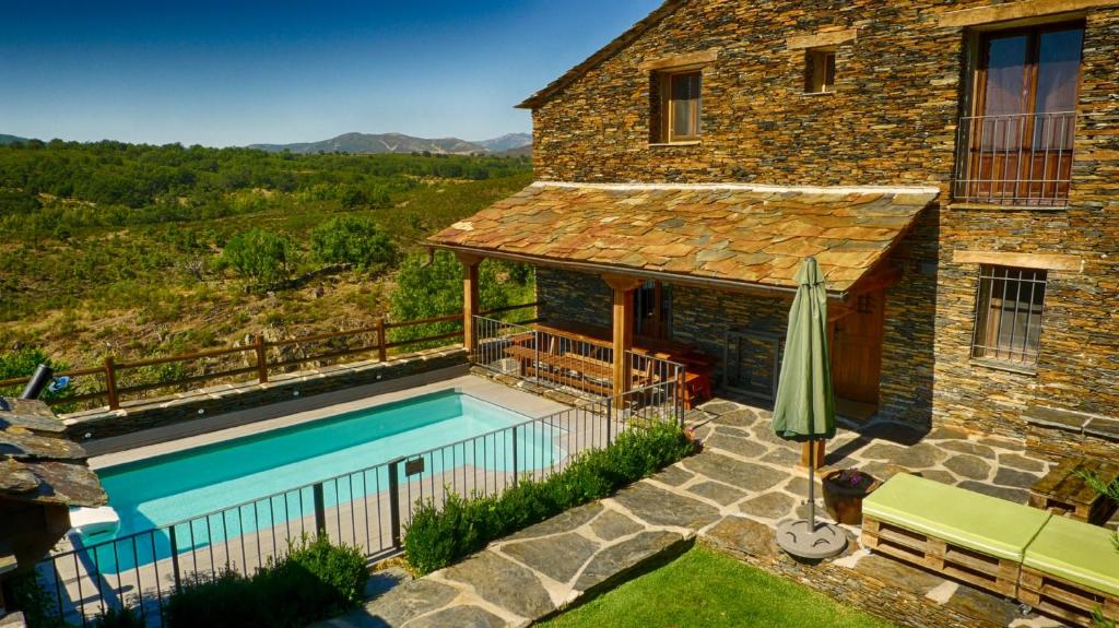 Bazén v ubytování Casa rural El Roble Hueco nebo v jeho okolí