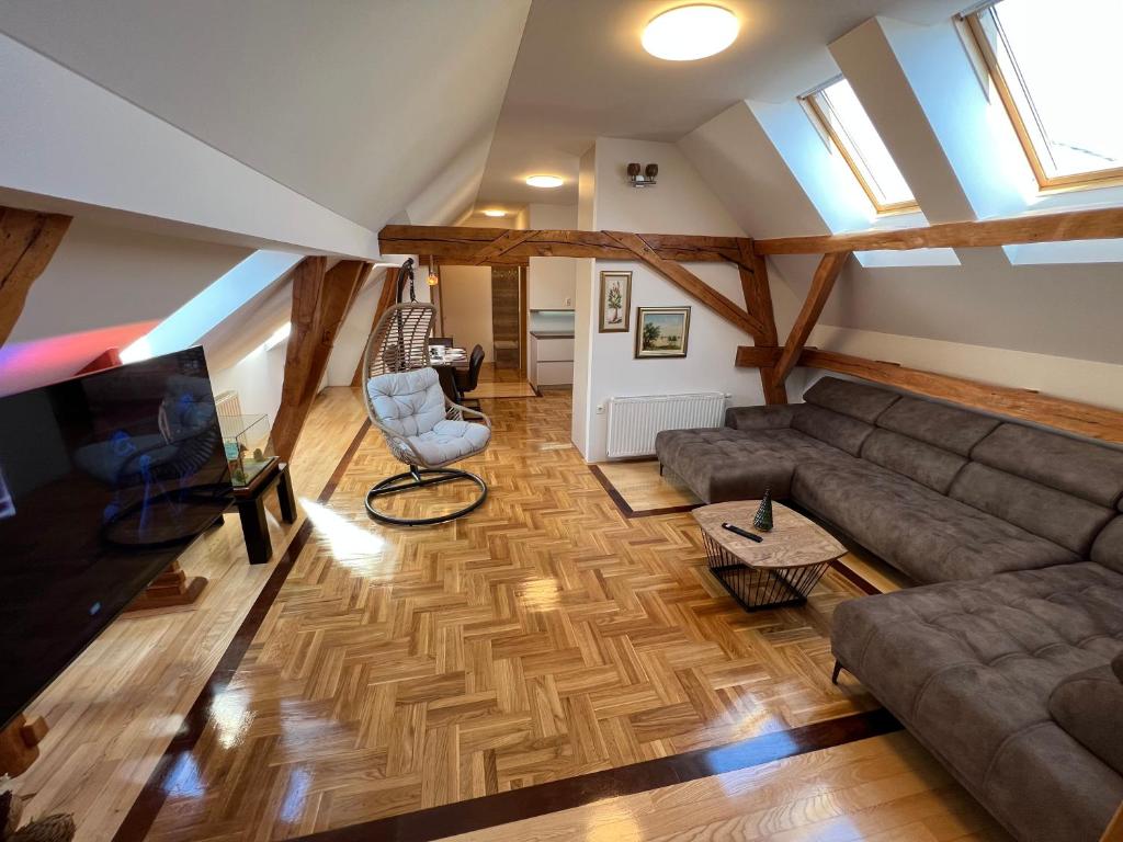 Posezení v ubytování La Luna Rustic Deluxe Apartment with Free Jacuzzi, Bikes & Covered Parking