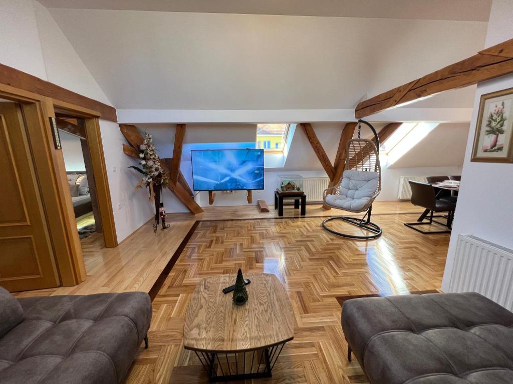 Posezení v ubytování La Luna Rustic Deluxe Apartment with Free Jacuzzi, Bikes & Covered Parking