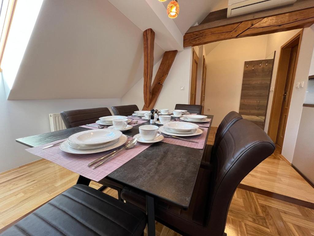 Posezení v ubytování La Luna Rustic Deluxe Apartment with Free Jacuzzi, Bikes & Covered Parking