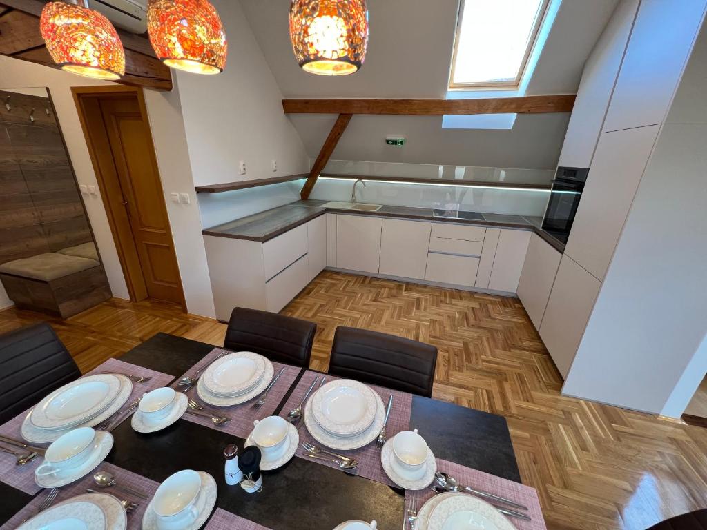 Kuchyň nebo kuchyňský kout v ubytování La Luna Rustic Deluxe Apartment with Free Jacuzzi, Bikes & Covered Parking