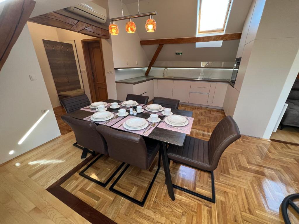 Fotografie z fotogalerie ubytování La Luna Rustic Deluxe Apartment with Free Jacuzzi, Bikes & Covered Parking v destinaci Našice