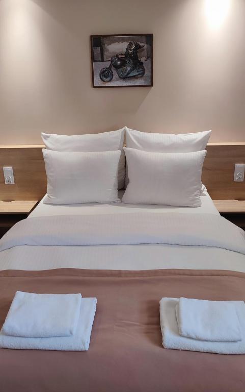 Postel nebo postele na pokoji v ubytování Hotel Gem