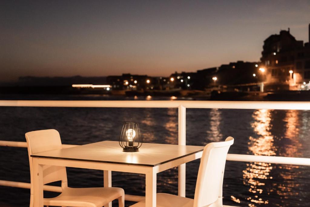 Výhled na řeku, která protéká v blízkosti hotelu