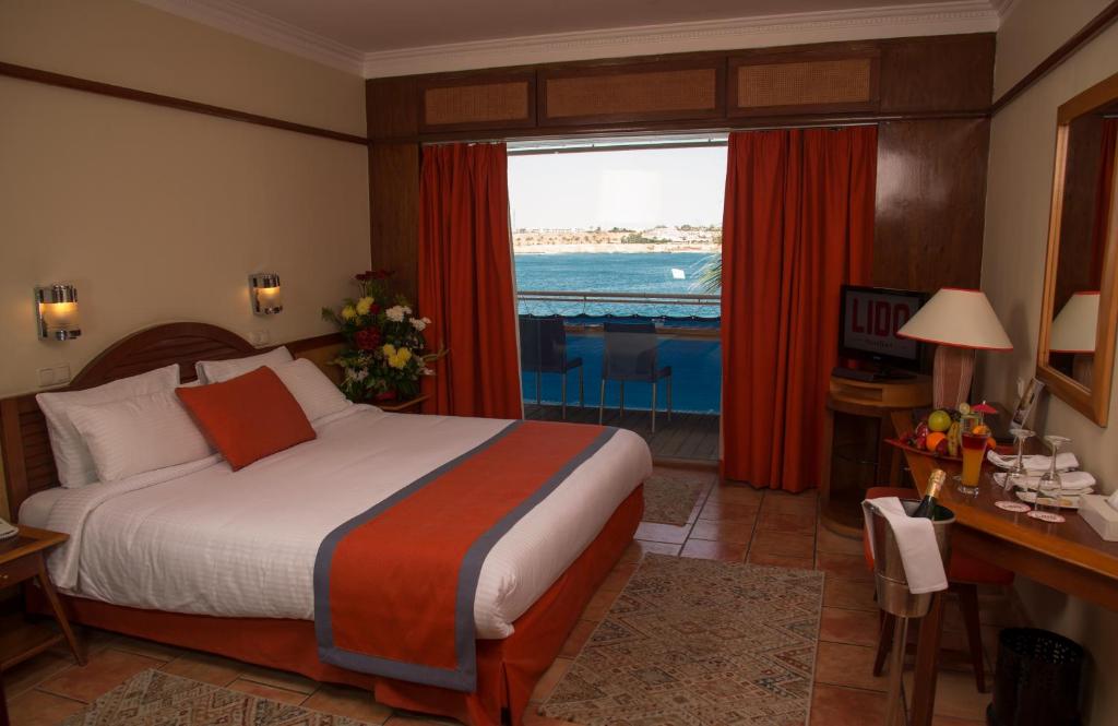 Postel nebo postele na pokoji v ubytování Lido Sharm Hotel Naama Bay