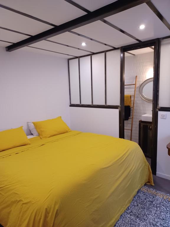 Łóżko lub łóżka w pokoju w obiekcie L'appartement au cœur de Sète.