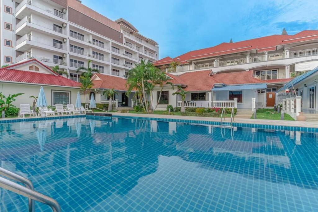 Bazén v ubytování Resort 3-2BR Huge Pool, BBQ, 300m-Beach, 8 mins to Walking Street nebo v jeho okolí