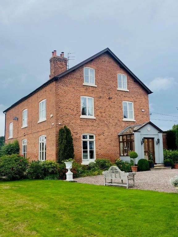 Κήπος έξω από το Golborne Manor Bed and Breakfast