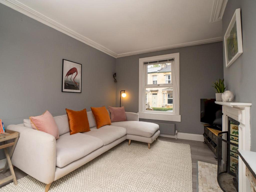 sala de estar con sofá blanco y ventana en Pass the Keys Lovely 2 bed home in Larkhall with street parking, en Bath