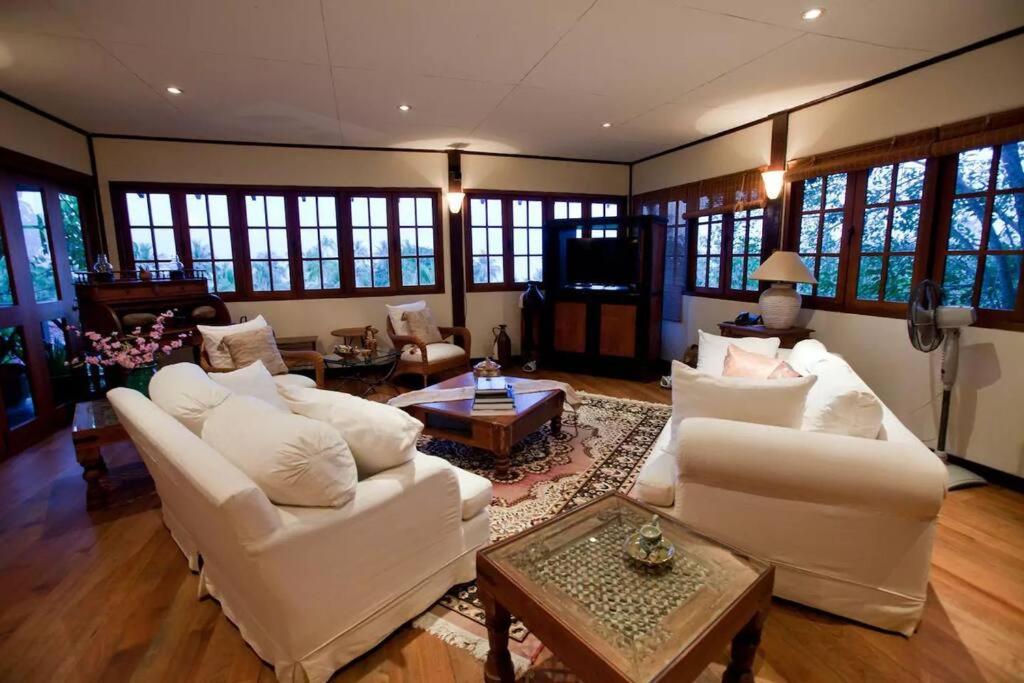 un soggiorno con divani bianchi e TV di Elysia Nongsa 70 Batam Luxury Villa a Nongsa