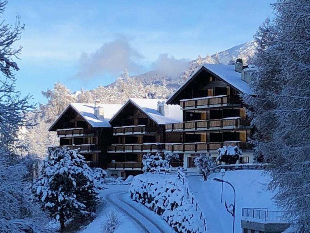 Les Mayens de l'Ours - At the foot of Piste de l'Ours' slope! v zimě