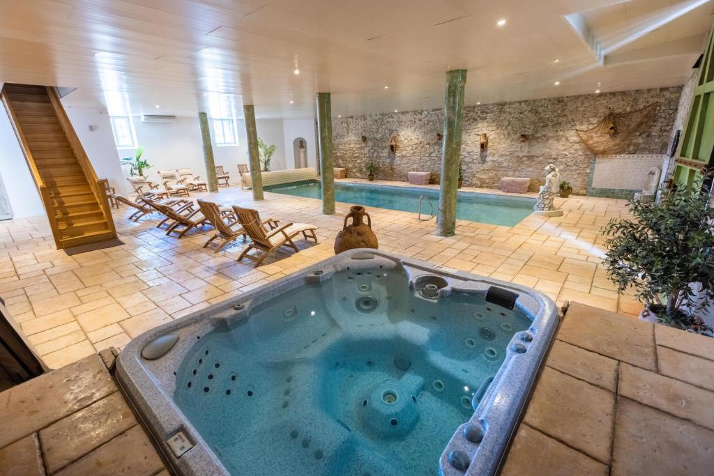 Château de Floure - SPA et piscine extérieure chauffée - 12