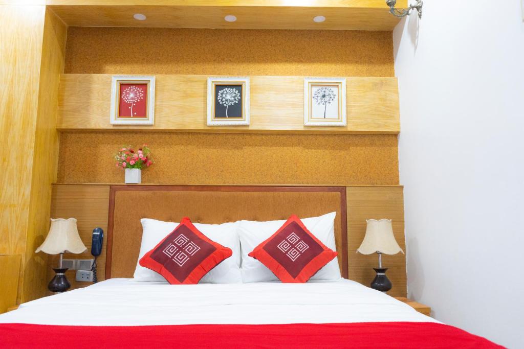 Postel nebo postele na pokoji v ubytování Moon Hotel Cau Giay