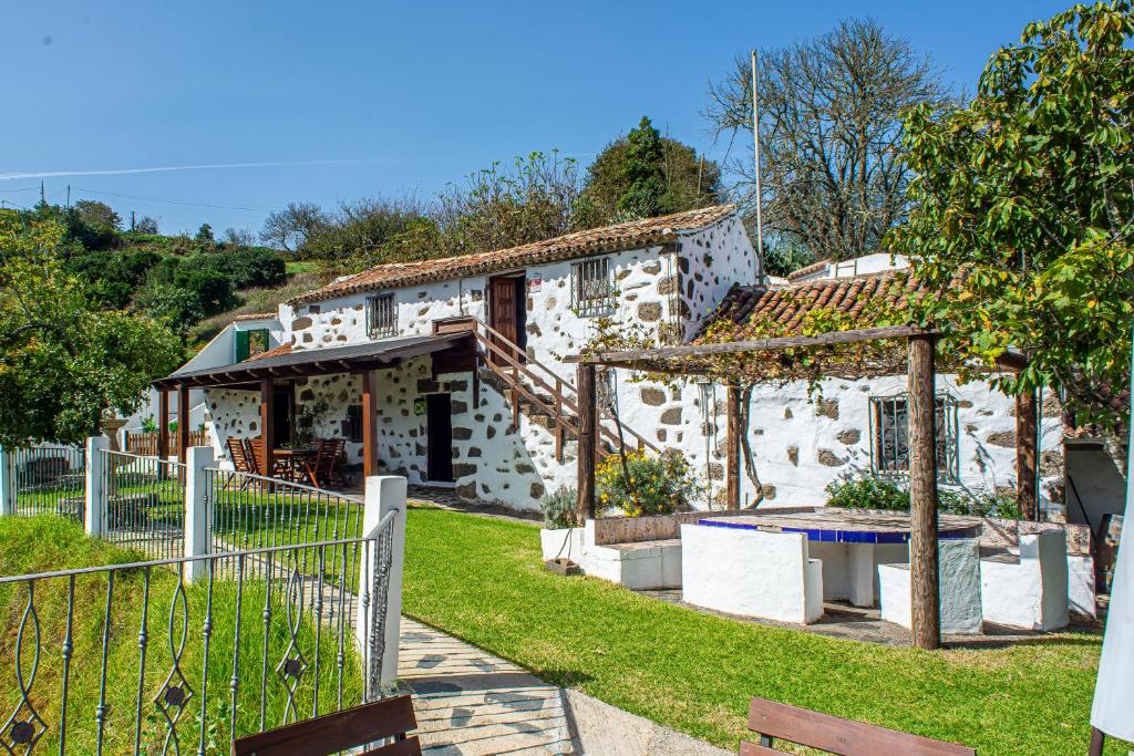 una casa in pietra con un tavolo di fronte di Casa Rural El Majano a Moya