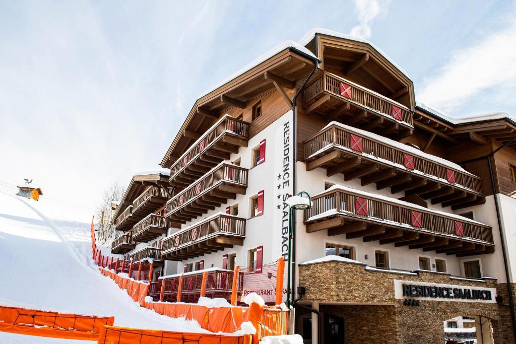 Un edificio con balcones a los lados. en Residence Saalbach by VAYA, en Saalbach Hinterglemm