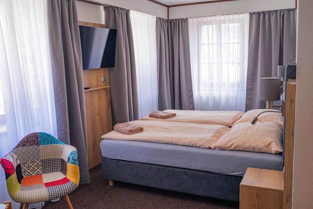 Postel nebo postele na pokoji v ubytování Hotel Zlatá Labuť
