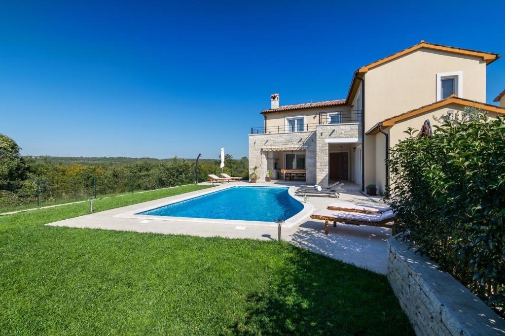 ein Haus mit einem Swimmingpool im Hof in der Unterkunft Villa Patricia in Sošići