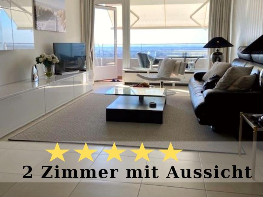 ein Wohnzimmer mit fünf Sternen auf dem Boden in der Unterkunft Top - Apartment mit Aussicht in Timmendorfer Strand
