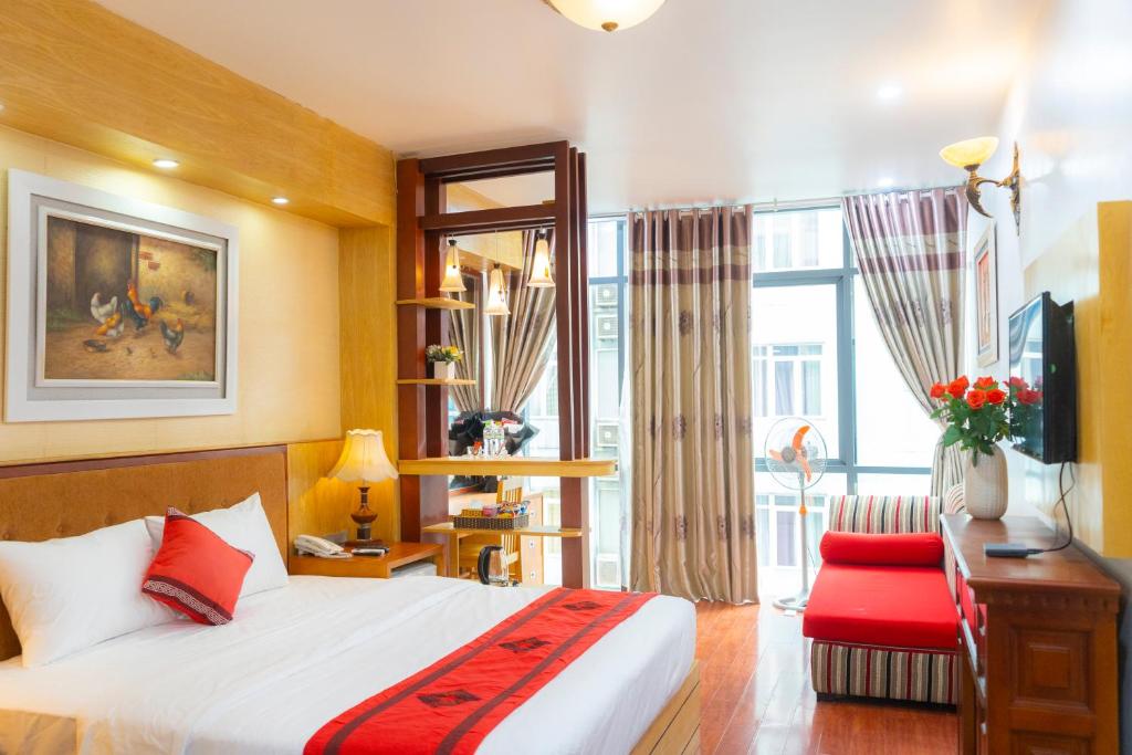 Moon Hotel Cau Giay في هانوي: غرفة نوم بسرير ومكتب ونافذة