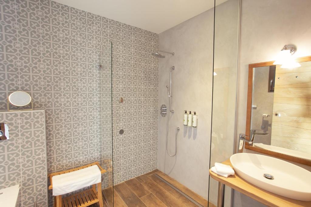 LOU CALEN - King Room With Roll-In Shower - Disability Access