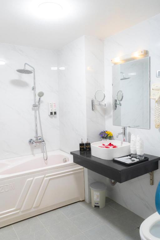 Koupelna v ubytování Moon Hotel Cau Giay