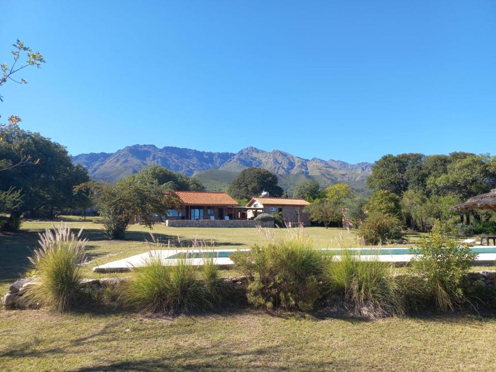 una casa con piscina y montañas en el fondo en Posada del Paraíso-Exclusivo adultos en Las Rabonas