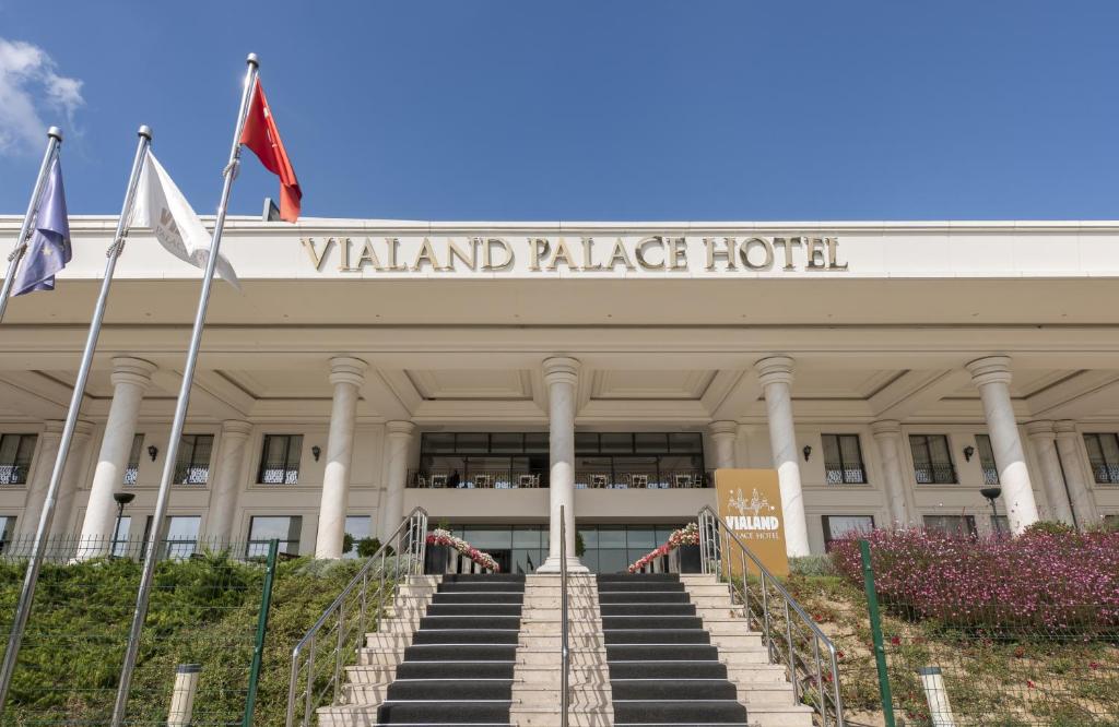 un vanitoso hotel palazzo con bandiere davanti di Vialand Palace Hotel a Istanbul