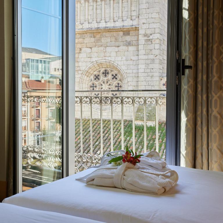 Postel nebo postele na pokoji v ubytování Nexus Valladolid Suites & Hotel