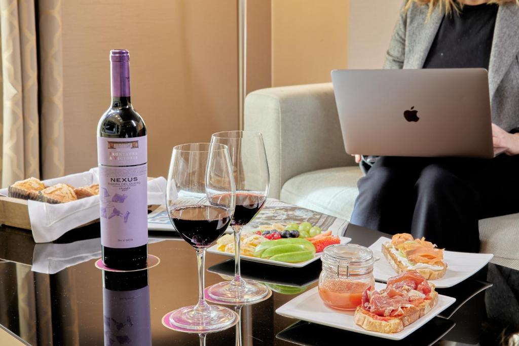 Nápoje v ubytování Nexus Valladolid Suites & Hotel
